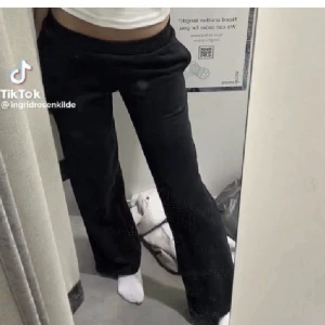 Lågmidjade mjukis - Svarta lågmidjade mjukis  Säljer sånna från HM Använda få gånger 