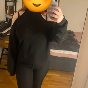 Stickad tröja - Svart tröja från gina tricot, den är i bra skick och jag kan skicka fler bilder om det behövs