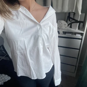 Vit skjorta  - Vit skjorta i skönt silkes aktigt material! Helt oanvänd och endast testad🤍