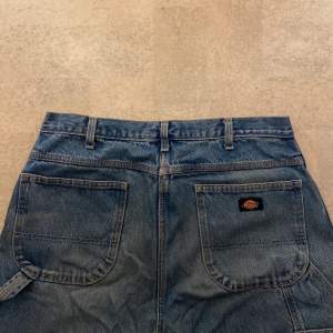 Super snygga dickies Work jeans. Ger en snygg street oversized fit! ❣️ Kan gå ner till 300kr vid snabb affär. ‼️FRAKT: 90-100kr‼️