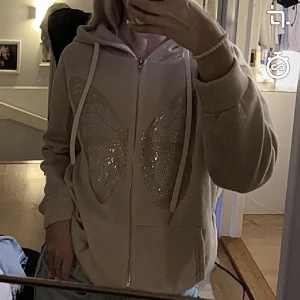 Fjärils hoodie - Snygg hoodie från Shein med strass stenar! Alla sitter kvar💕 mjuk inuti! Strl M & passar mig med S🥰 BEIGE💗Inga defekter!!