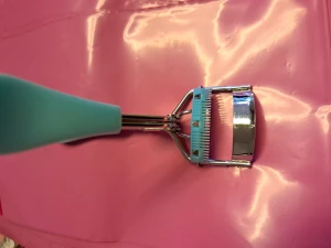 Ögonfransböjare🌞 - Hej 🌞 Här har jag en blå, Ny, ögonfransböjare! Kanske någon annan har användning för den☺️pris 8 kr🌞 Endast vanlig Swish då jag har för frankerade postpåsar hemma 🌞 vid frågor kontakta mig 🌞 Anki 