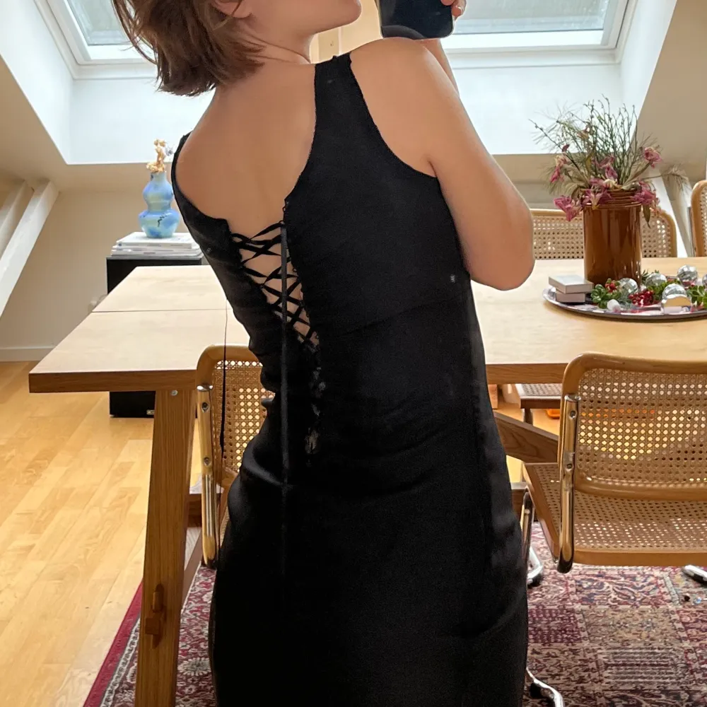Fin lite asymmetrisk cocktailklänning med snörad rygg. Jag är en storlek S och den passar mig bra/aningen tajt. Klänningar.