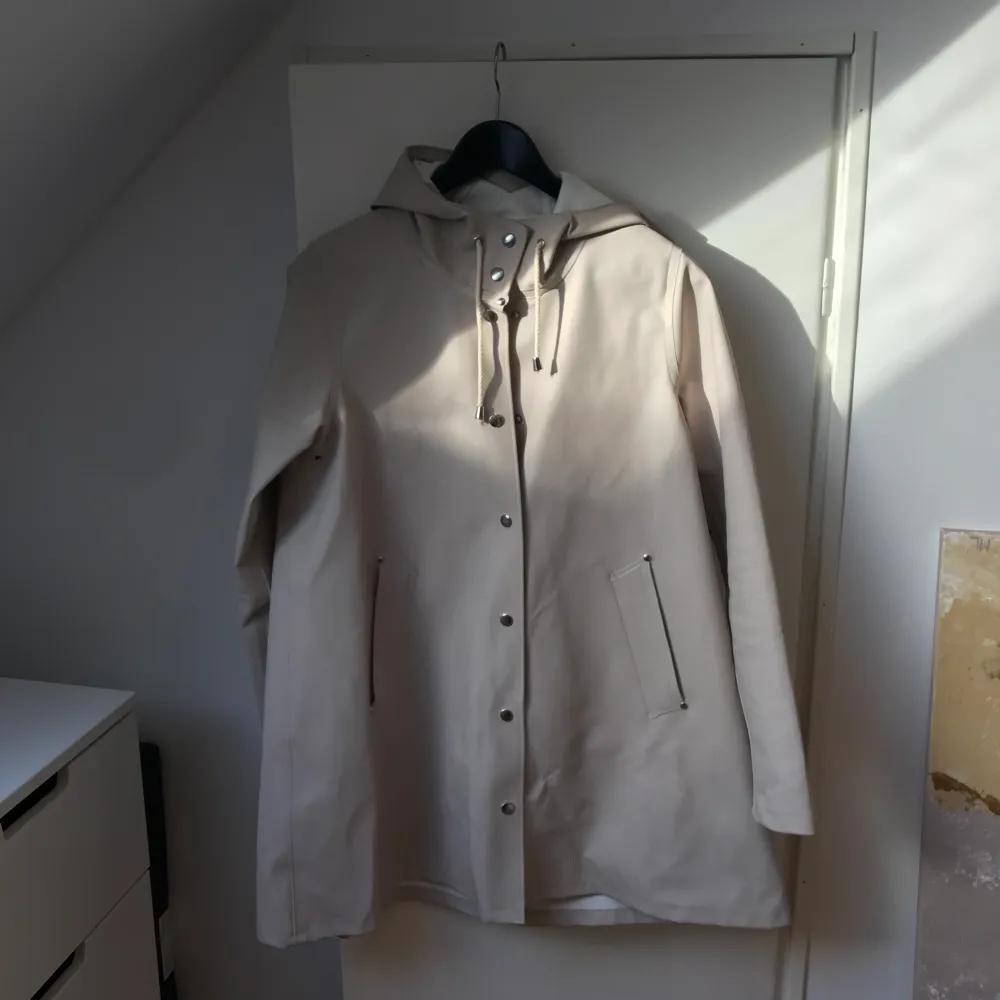 Regnkappa från Stutterheim Storlek XXS men passar XS-S Använd fåtal gånger Nypris 1999kr. Jackor.