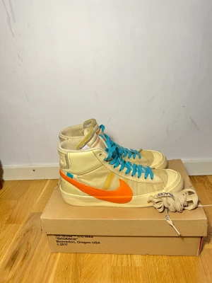 Off White blazer 42,5 - Off White blazer halloweve us 9/42,5, extra skosnöre följer med +låda mm. Tag är borta. Nog min all timme favorit sko.  Får jag inte bra bud behåller jag.  Boxen är lite beat, men overall condition på skorna är mycket bra Imo. Kom dm för fler bilder. 