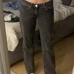 Super snygga low arrow jeans från weekday!!💋säljer då dom knappt används! Midjemått: 39cm rakt över   Innerbenslängden: 79cm