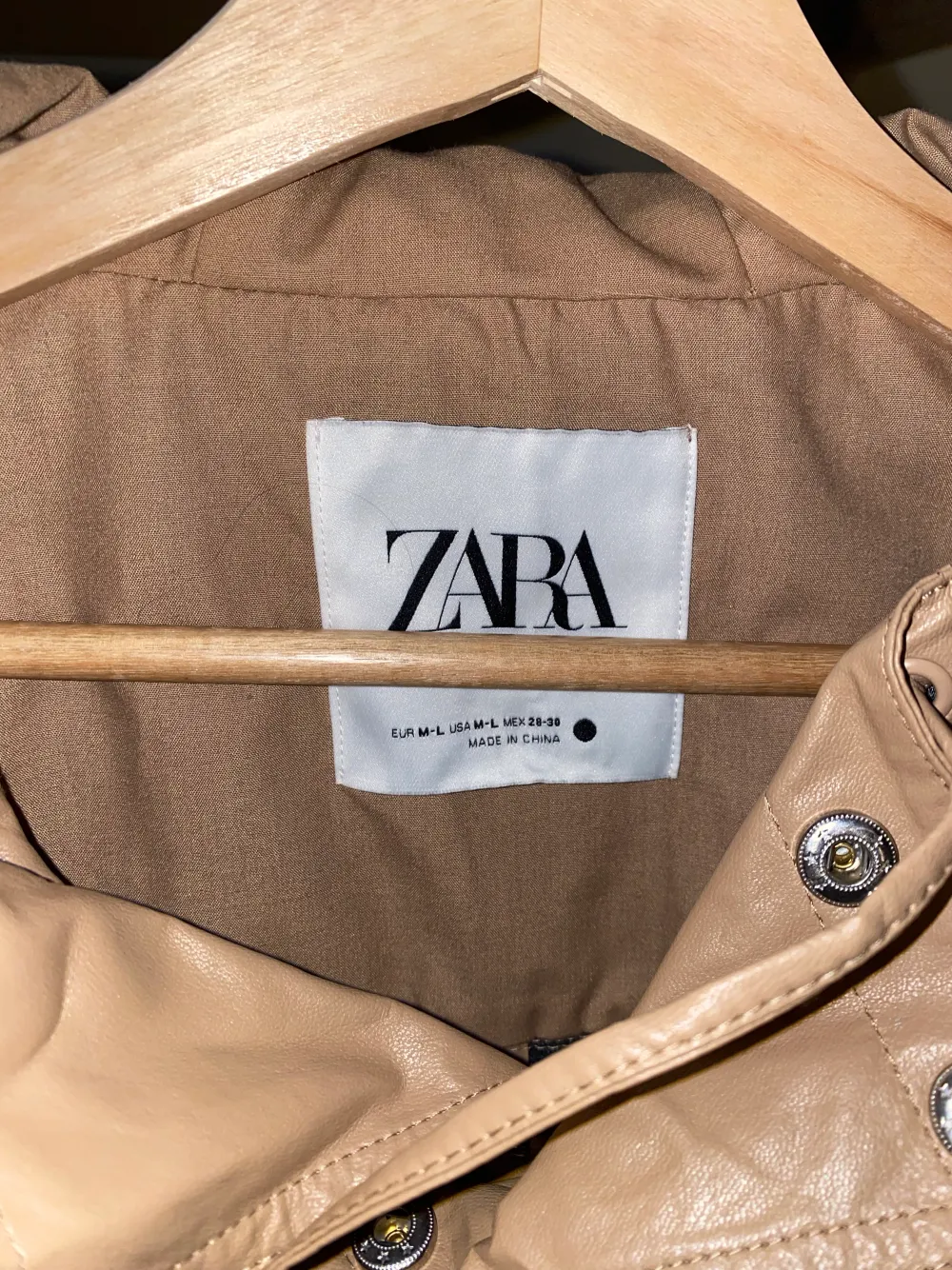 Oanvänd Zara-jacka i storlek M/L. Croppad modell som är true to size.  Köpare står för frakt:). Jackor.