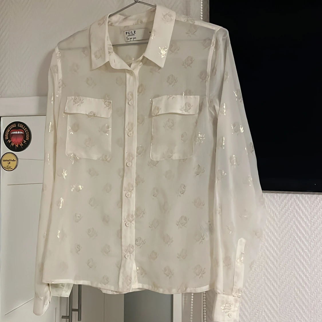 Blus med guldiga rosor