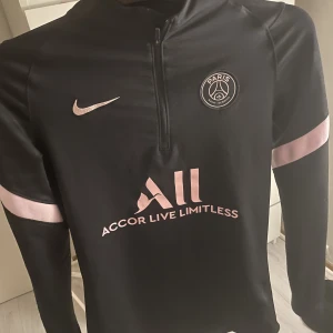 Paris saint german fotbollströja dam - Använd ett par gånger men som oanvänd.🤍 Passar även för män men köpt ifrån dam. Köpt för 750kr
