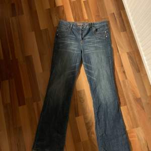 Snygga bootcut jeans köpta second hand i Skottland😎🔥 Storlek L/XL, lite för långa för mig som är 165cm. Bara att skriva om man vill se fler bilder:)  Kan mötas upp eller så står köpare för frakt🕺