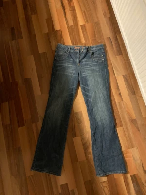 Jeans bootcut - Snygga bootcut jeans köpta second hand i Skottland😎🔥 Storlek L/XL, lite för långa för mig som är 165cm. Bara att skriva om man vill se fler bilder:)  Kan mötas upp eller så står köpare för frakt🕺
