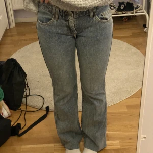 Lågmidjade jeans  - Säljer dessa lågmidjade jeans från brandy Melville då de är lite för små för mig ( har oftast strl S ) nästan helt oanvända 💙