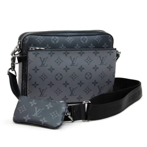 Lv trio väska (Louis Vuitton) - Nästan helt ny lv väska använd några gånger äkta dock har inte kvitto osånt har ba väskan den är i jätte bra skick kan gå ner i pris vid snabbaffär kan också ta emot byten.  ‼️ENDAST SERÖSA KÖPARE‼️