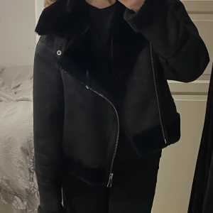 PU jacka i fuskpäls - Så fin jacka i fejkpäls från stay!💘I nyskick utan några defekter, endast använd några gånger. Storlek XS men sitter oversize, passar också S/M. Nypris 900, säljer för 350💕💕