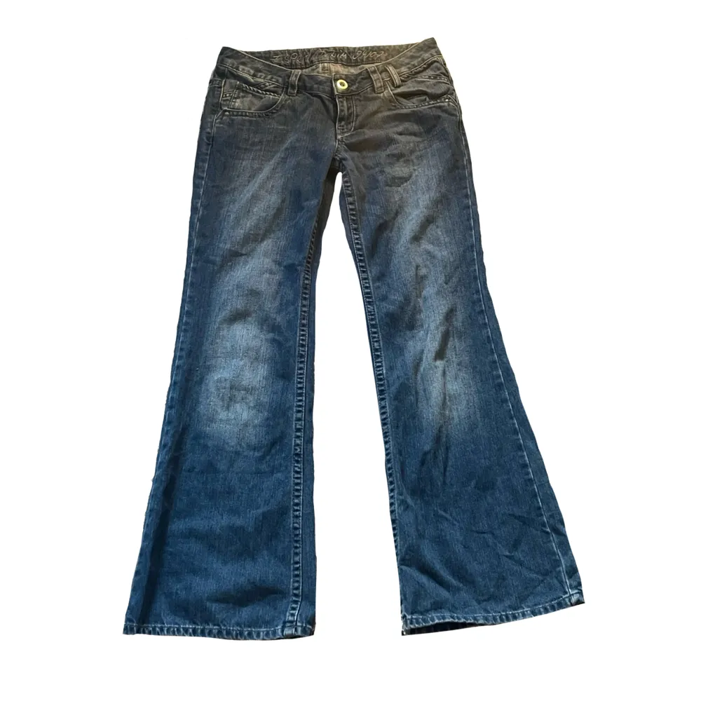 Säljer dessa lågmidjade Esprit jeans. Midjemåttet är ca 40cm mätt rakt över och innerbenslängden är ca 79cm. Passar ganska bra på mig som är 167 cm lång. Kontakta mig om ni har några frågor 🥰. Jeans & Byxor.