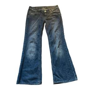 Säljer dessa lågmidjade Esprit jeans. Midjemåttet är ca 40cm mätt rakt över och innerbenslängden är ca 79cm. Passar ganska bra på mig som är 167 cm lång. Kontakta mig om ni har några frågor 🥰