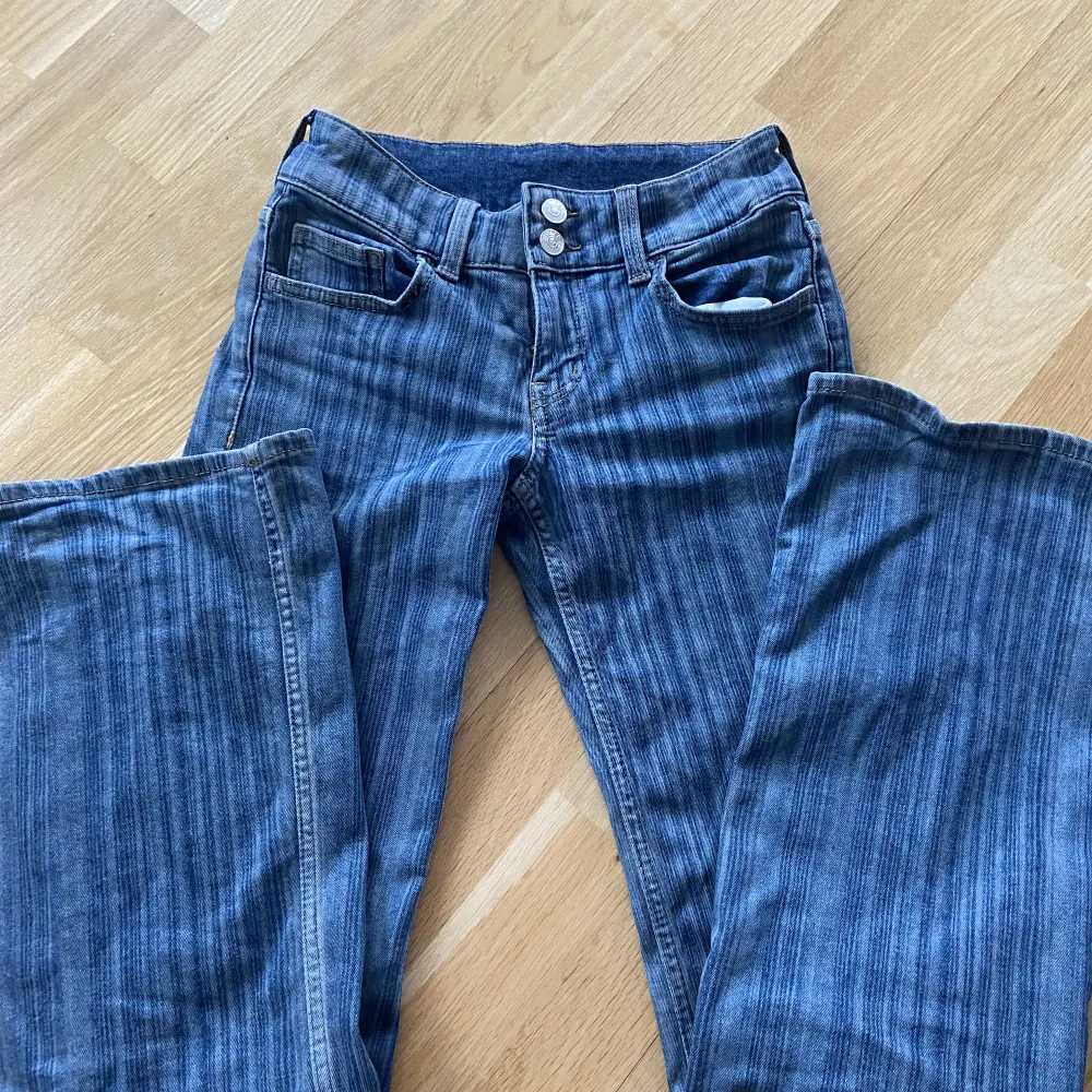 Lågmidjade, utsvängda jeans köpta på hm i väldigt bra skick. Säljer pågrund av att dom inte längre kommer till användning. Skriv om ni vill ha bild på hur dom sitter på! Midjemått: 68cm  Innerbenslängd: 81cm💗. Jeans & Byxor.