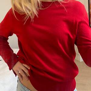 Jag säljer min röda finstickade tröja med gulddetaljer från Lindex (Holly&whyte). Tröjan är i storlek M men jag på bilden har vanligtvis S och den sitter perfekt! Bara att skriva vid frågor!😍