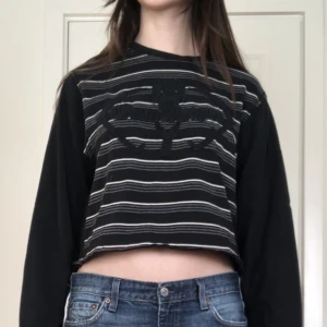 tröja - randig tröja med påsytt motiv. croppat den själv. röda detaljer. köpt 2nd hand. 