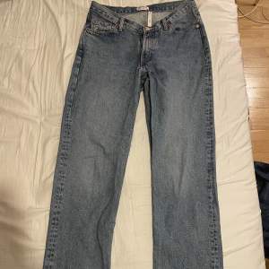 Raka weekday jeans i modellen twin. Halft Lågmidjade ( kortare där fram och längre där bak)