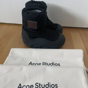Acne Studios boots - Acne Studios moon boots. Köpt från acnes hemsida. Slutsålda där men finns att köpa på andra sidor för 3900kr.  I fint skick, inga fläckar.  Frakten ingår i priset Kvitto fås vid köp