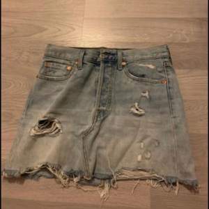 Jeanskjol ripped från Levi’s (original). Storlek 28.   Kan skickas om köparen betalar frakten.