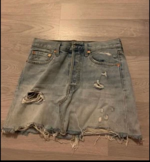 Jeanskjol ripped från Levi’s (original) - Jeanskjol ripped från Levi’s (original). Storlek 28.   Kan skickas om köparen betalar frakten.