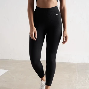 Aimn tights  - Säljer mina Black Ribbed Seamless Tights eftersom aldrig kommit till användning och är för små. Nyskick Direktköp 300kr