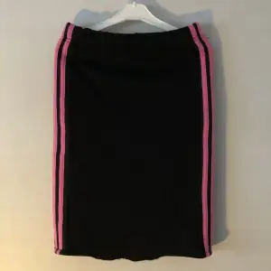 Snygg svart rosa Adidas kjol från beyond retro. Skulle chansa på att den är M men är ganska tajt på mig som är 173cm💗💗