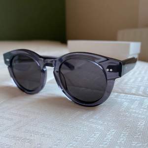 CHIMI solglasögon,  mörkgrå färg, lite rundade, hela, nya,  original förpackning kommer med,  plus en sån duk man putsar med🌼 nypris 999kr,  dem finns inte att köpa på deras  hemsida längre🌼 