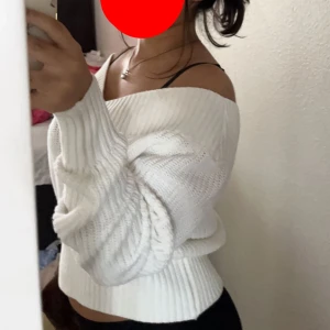 Off shoulder - Jättefin off shoulder tröja i mycket bra skick! Använd ett fåtal gånger