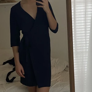 Marinblå klänning - Marinblå klänning med knytning. Bra skick, knappt använd.