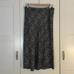 Superfin lång kjol i storlek 42/M, 74 cm lång och midjemått 80. Perfekt till sommaren! 100 + frakt