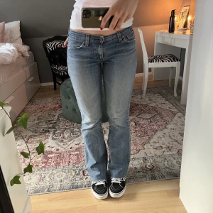 Levis jeans - Superfina lågmidjade Levis jeans💕 kan avsluta budgivningen tidigare om jag får ett bud jag är nöjd med!