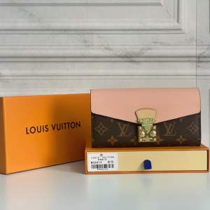 Louis Vuitton plånbok, A-kopia. Box samt dustbag medföljer. Skicka ett meddelande för fler bilder. Frakten ingår i priset!