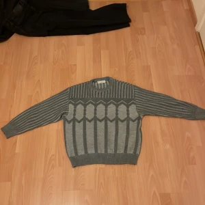 Valentino stickad tröja M - Köpt vintage. Inga tecken på slitage eller hål. Sitter som M skulle kunna passa S