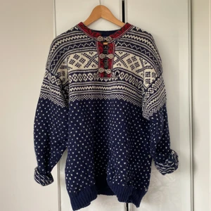 Norsk stickad tröja - Norsk stickad tröja ett litet hål i som inte ska va allt för svårt att laga, se bild