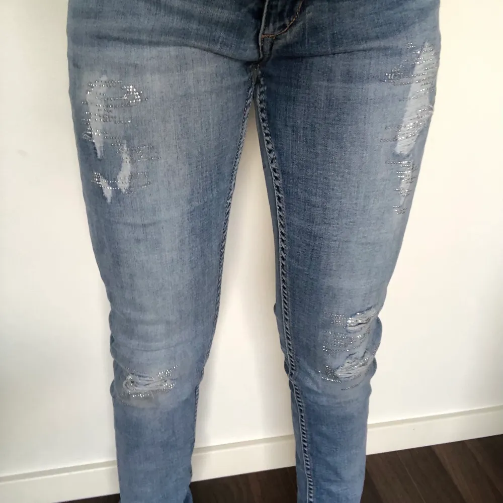 Det är ett par lågmidjade jeans 👖 från HM de kostade 220 kr från början men säljes för lägre pris. Skick på byxorna är bra inte ut slitna eller något de är nästan helt o använda♥️. Jeans & Byxor.