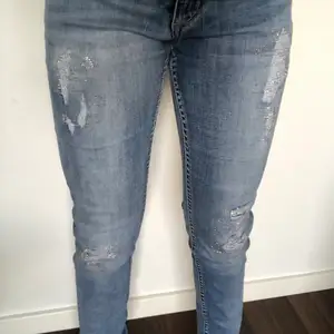 Det är ett par lågmidjade jeans 👖 från HM de kostade 220 kr från början men säljes för lägre pris. Skick på byxorna är bra inte ut slitna eller något de är nästan helt o använda♥️
