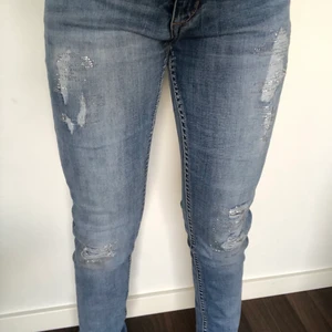 HM låg midjade jeans strl.158-164 - Det är ett par lågmidjade jeans 👖 från HM de kostade 220 kr från början men säljes för lägre pris. Skick på byxorna är bra inte ut slitna eller något de är nästan helt o använda♥️