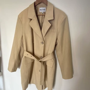 Blazerklänning  - Superfin blazerklänning/kavajklänning i stl. 36, men den passar även större storlekar då den är lite oversize. Den är knappt använd och i gott skick. Frakt tillkommer men kan även mötas upp i Stockholmsområdet. 