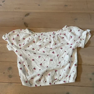 Blus - En blus med blommor på, använt få gånger. Ny skick, kostar 50kr + frakt. 