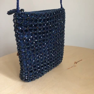 Cute blå väska  - Superfin blå väska med pärldetaljer🦋 Axelbandet något slitet. 