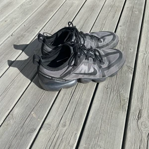 Nike Air Vapormax - Nike Air Vapormax i storlek 42. Skorna är i väldigt bra skick och sparsamt använda. Frakt tillkommer.
