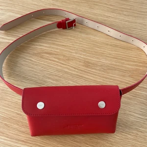 Arket midjeväska  - Nyskick  Röd Midjeväska där telefonen får plats Arket