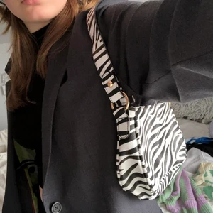 zebra väska - SÅ FIN ZEBRA VÄSKA! säljer pga användning av andra väskor, så fin och väldigt bra kvalite💕