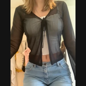 SNYGGG MESH KOFTA/blus - Snygg svart kofta/blus i mesh tyg. Tveka inte att höra av dig om du har några frågor eller vill se fler bilder!💖