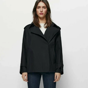 Ny trenchcoat massimo dutti trendig - Helt slutsåld som ny trench från massimo dutti Använd en gång Storlek S Marinblå