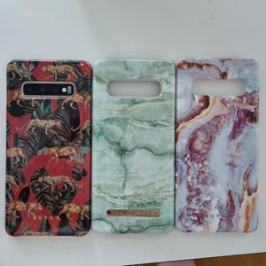 Samsung s10 skal - 3 olika samsung s10 skal. De två på kanterna är från Burga och den i mitten från ideal of sweden. 100 kr/st eller 250 för alla 3 
