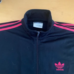 Pink Adidas Tracksuit top  - Rosa adidas tracksuit överdel. Skulle tro att den sitter som en L för de flesta